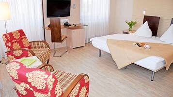 1 slaapkamer, een bureau, reisbedje, wifi