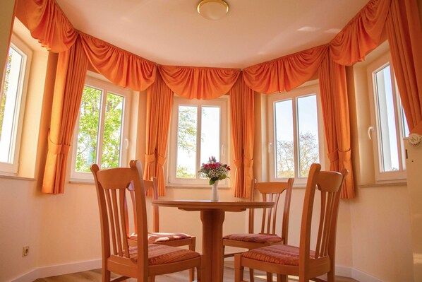 Unclassified image, 1 of 31, button