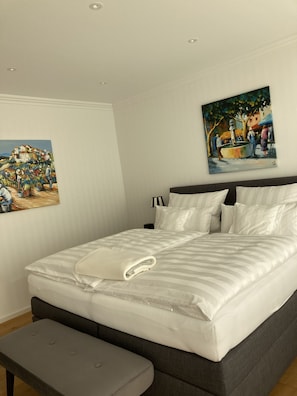 1 habitación, tabla de planchar con plancha, cuna de viaje y wifi