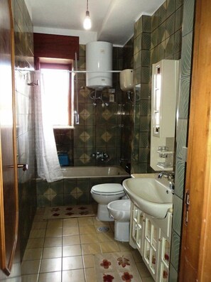Habitació triple | Bany | Articles de tocador gratuïts, assecador de cabells i tovalloles 