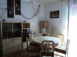 Esmorzar diari de cuina local gratuït 