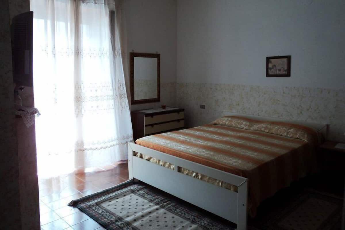 Double Room | Free cribs/infant beds, rollaway beds, free WiFi, bed sheets