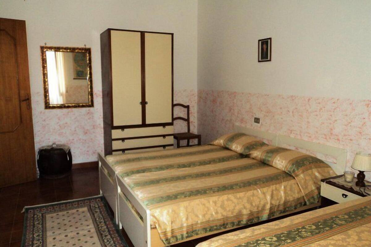 Chambre Triple | Lits bébé (gratuits), lits pliants/supplémentaires, Wi-Fi gratuit