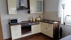Een koelkast, een magnetron, een oven, een vaatwasser