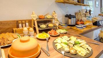 Un buffet proposant une variété de plats et d’ustensiles.