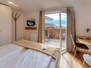 1 bedroom, desk, iron/ironing board, WiFi