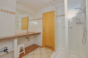 Shower, hair dryer, bidet, towels - N38K (BC.a5) - Stranddomicil Steiner (Büsum)