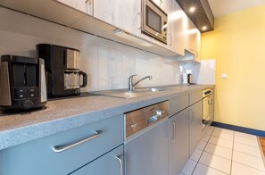 Een koelkast, een magnetron, een oven, een vaatwasser