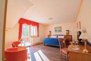 2 dormitorios, escritorio, ropa de cama