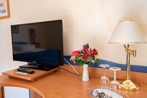 2 habitaciones, escritorio y ropa de cama 