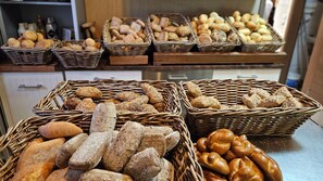 Café da manhã mediante uma taxa