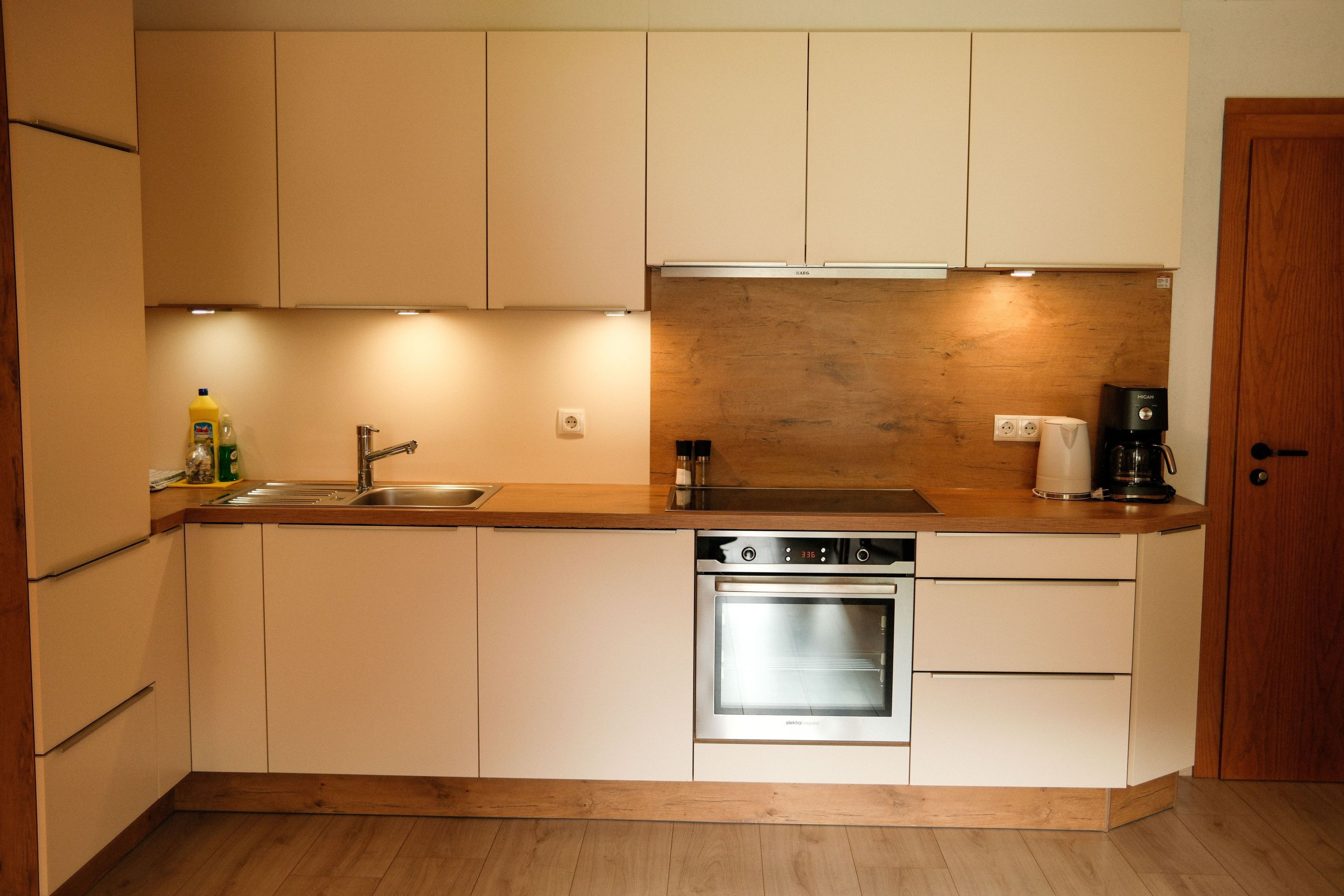 Coffee/tea maker, fridge, oven, dishwasher