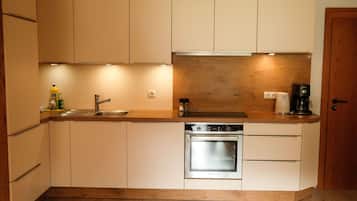 Coffee/tea maker, fridge, oven, dishwasher