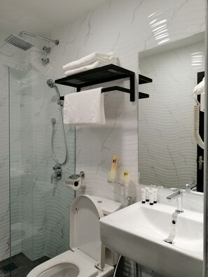 Family Triple Room | Bathroom - M Design Hotel @ Taman Pertama (Kuala Lumpur)