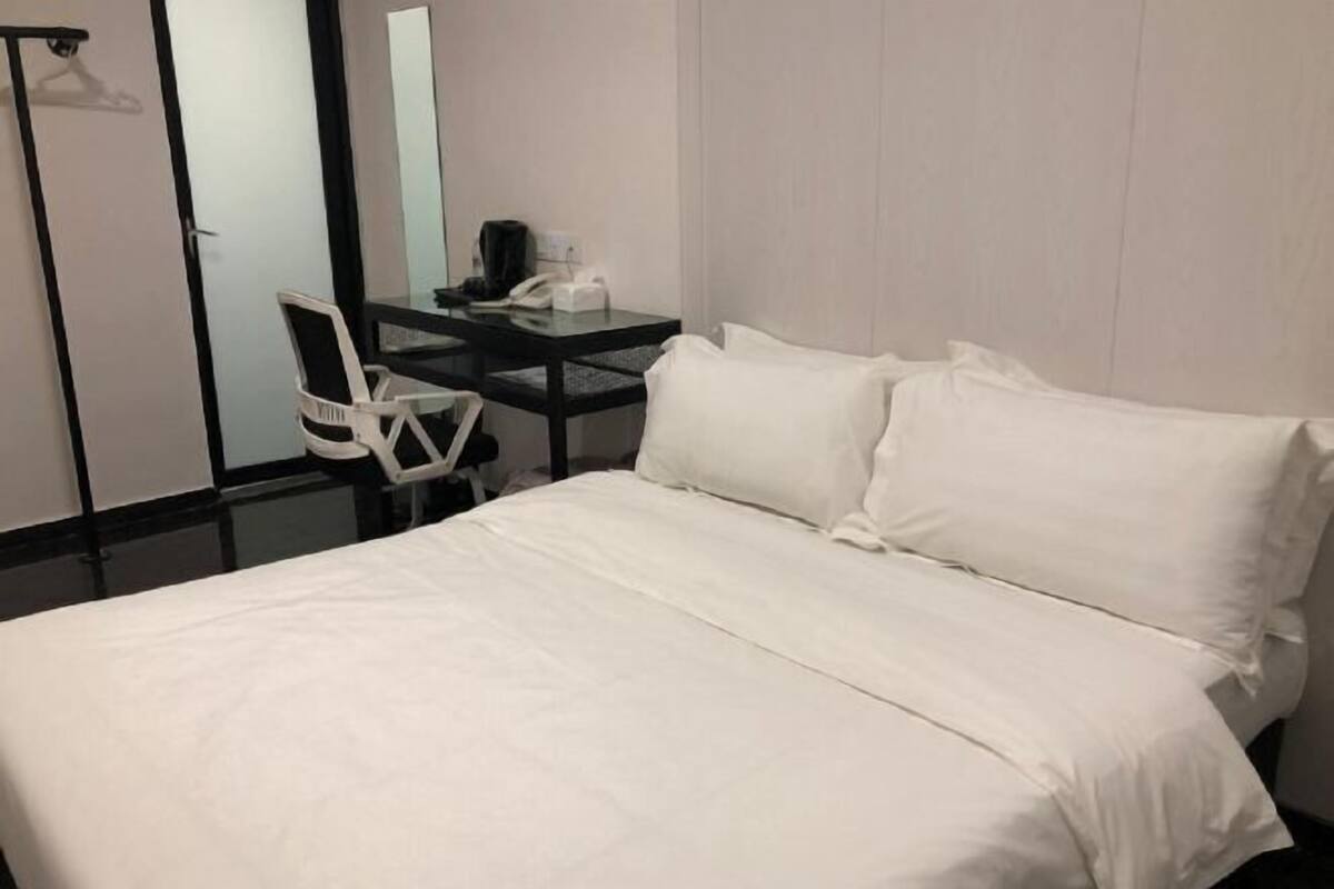 Peralatan tempat tidur premium, meja, Wi-fi percuma, cadar katil