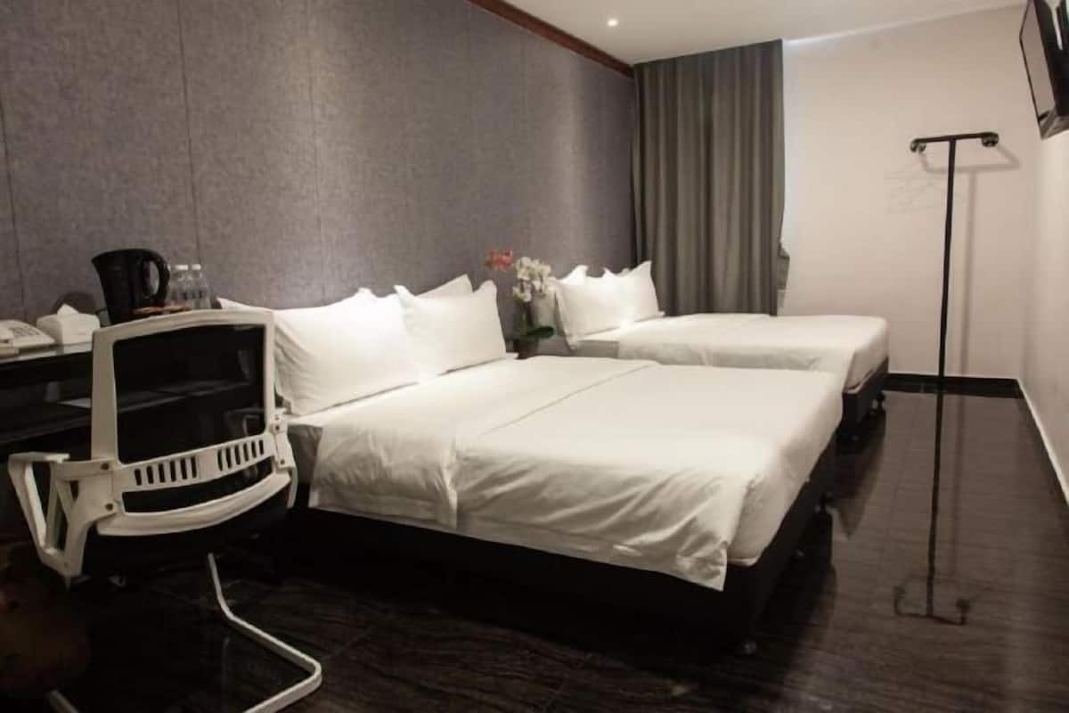 Peralatan tempat tidur premium, meja, Wi-fi percuma, cadar katil