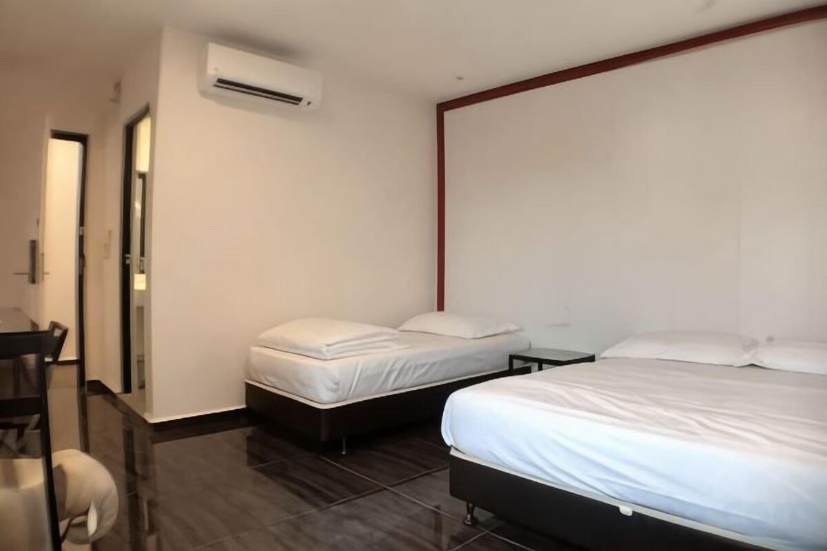 Peralatan tempat tidur premium, meja, Wi-fi percuma, cadar katil 