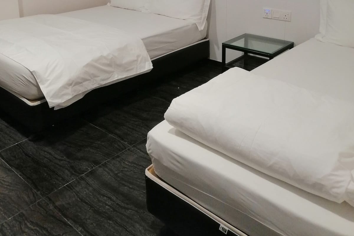 Familien-Dreibettzimmer | Hochwertige Bettwaren, Schreibtisch, kostenloses WLAN, Bettwäsche