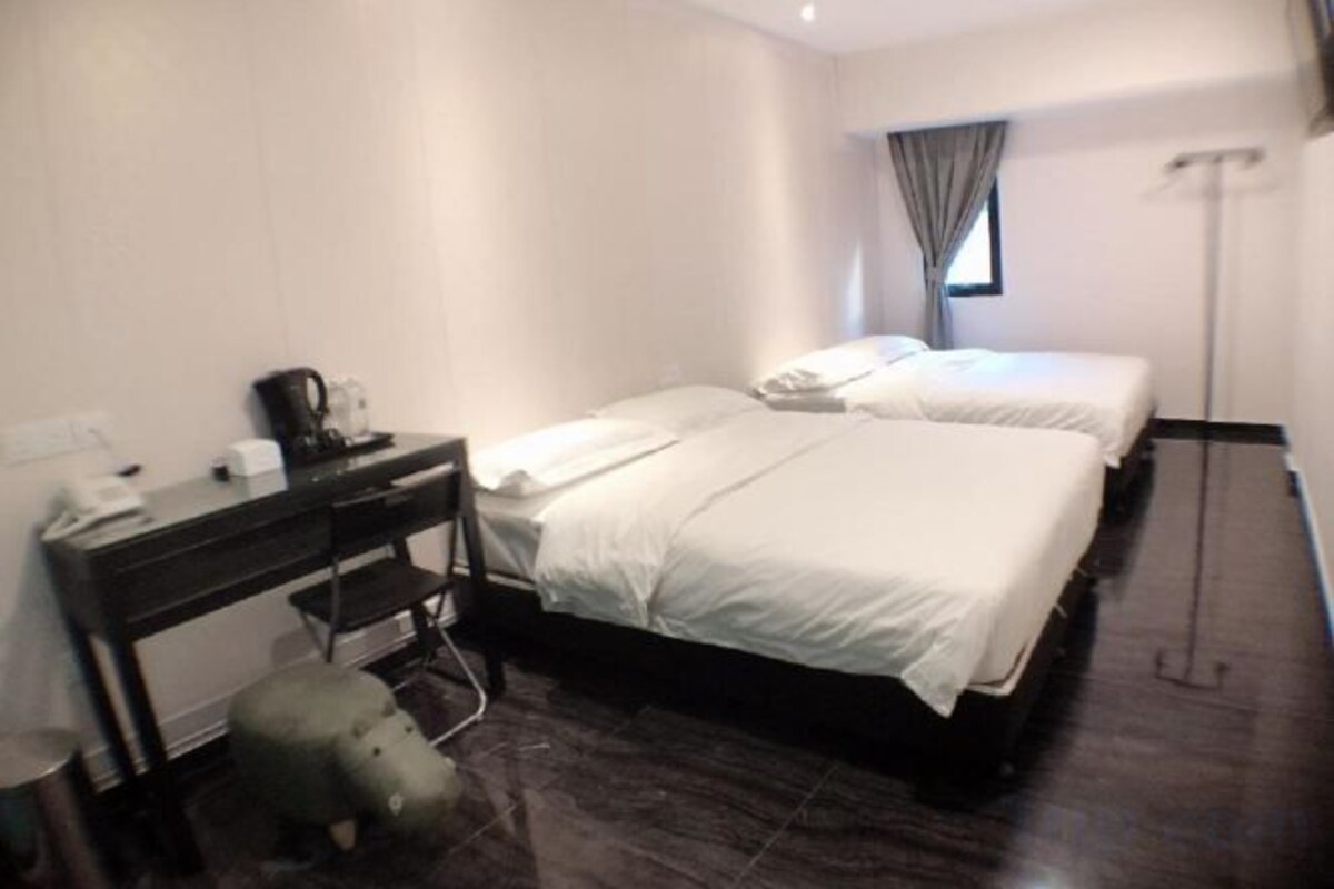 Peralatan tempat tidur premium, meja, Wi-fi percuma, cadar katil 
