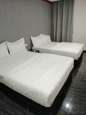 Family Quadruple Room | Premium bedding, desk, free WiFi, bed sheets - M Design Hotel @ Taman Pertama (Kuala Lumpur)