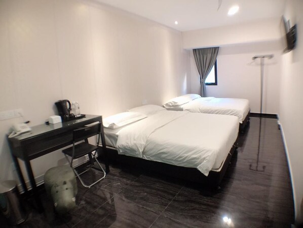 家庭四人房 | 高档床上用品、办公桌、免费 WiFi、床单