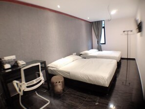Family Quadruple Room | Premium bedding, desk, free WiFi, bed sheets - M Design Hotel @ Taman Pertama (Kuala Lumpur)