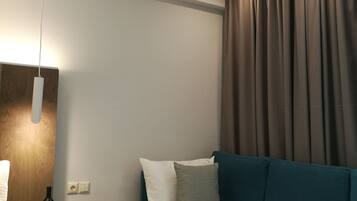 خزنة داخل الغرفة ومكتب وتجهيزات عازلة للصوت وواي فاي مجانًا