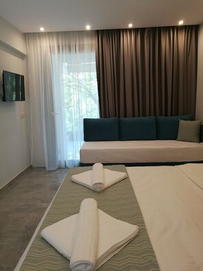 Superior Triple Room | In-room safe, desk, soundproofing, free WiFi - 4-You Family 2 (Polygyros)