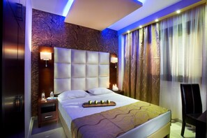 خزنة داخل الغرفة ومكتب وتجهيزات عازلة للصوت وواي فاي مجانًا