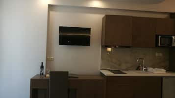 Classic Studio, 1 Bedroom, Kitchen, Garden View | In-room safe, desk, soundproofing, free WiFi