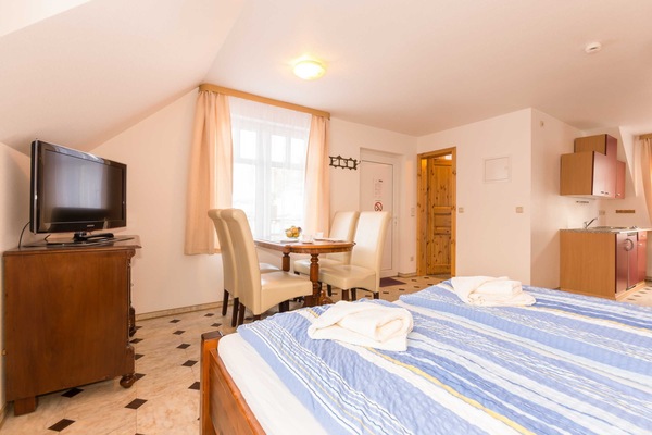 Ferienwohnung mit Aufbettungsmöglichkeit; Sitzecke; Bad, Dusche und WC