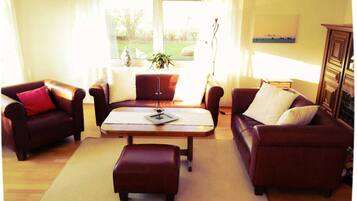 Een televisie en een open haard