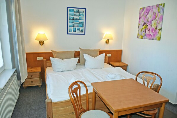 1 bedroom, desk, travel crib, WiFi