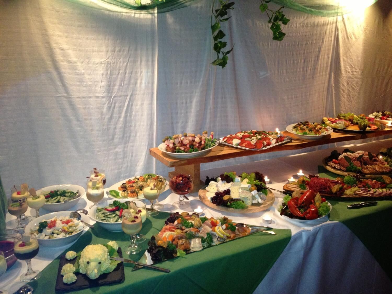 Une table de buffet proposant divers plats et boissons.