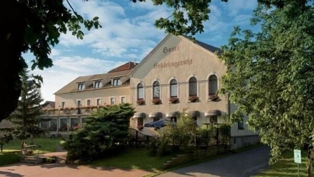 Rakennuksessa on kyltti, jossa lukee ”Hotelli” ja ”Gästehaus”.