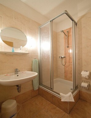 Douche, articles de toilette gratuits, sèche-cheveux