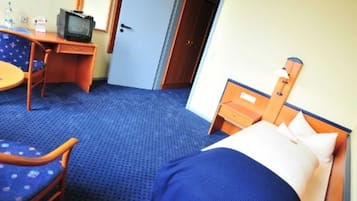 1 bedroom, desk, travel crib, WiFi
