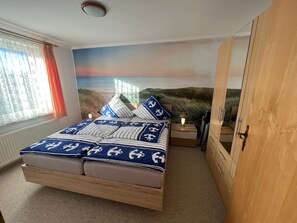 1 Schlafzimmer, Reisekinderbett, Bettwäsche