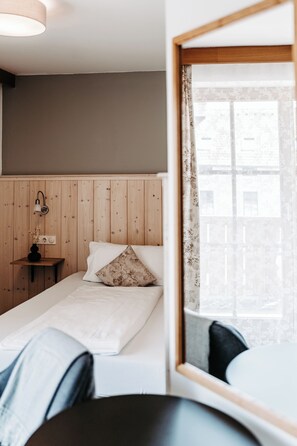 Single Room | 1 bedroom, desk, free WiFi, bed sheets