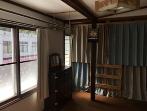 Bed in 10-Bed Mixed Dormitory Room | In-room safe, free WiFi - Guest House Sato Shoten - Hostel (Toyoura)