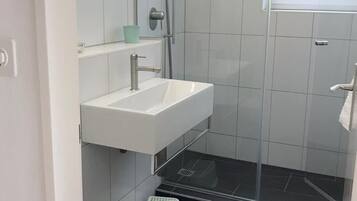 Haartrockner, Handtücher, Shampoo, Toilettenpapier