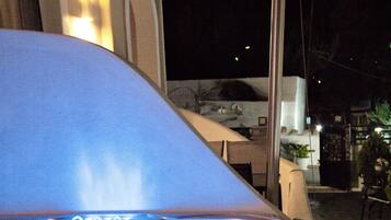 Quarto casal (Outdoor Hot Tub) | Frigobar, cofres nos quartos, cortinas blackout, quartos à prova de som