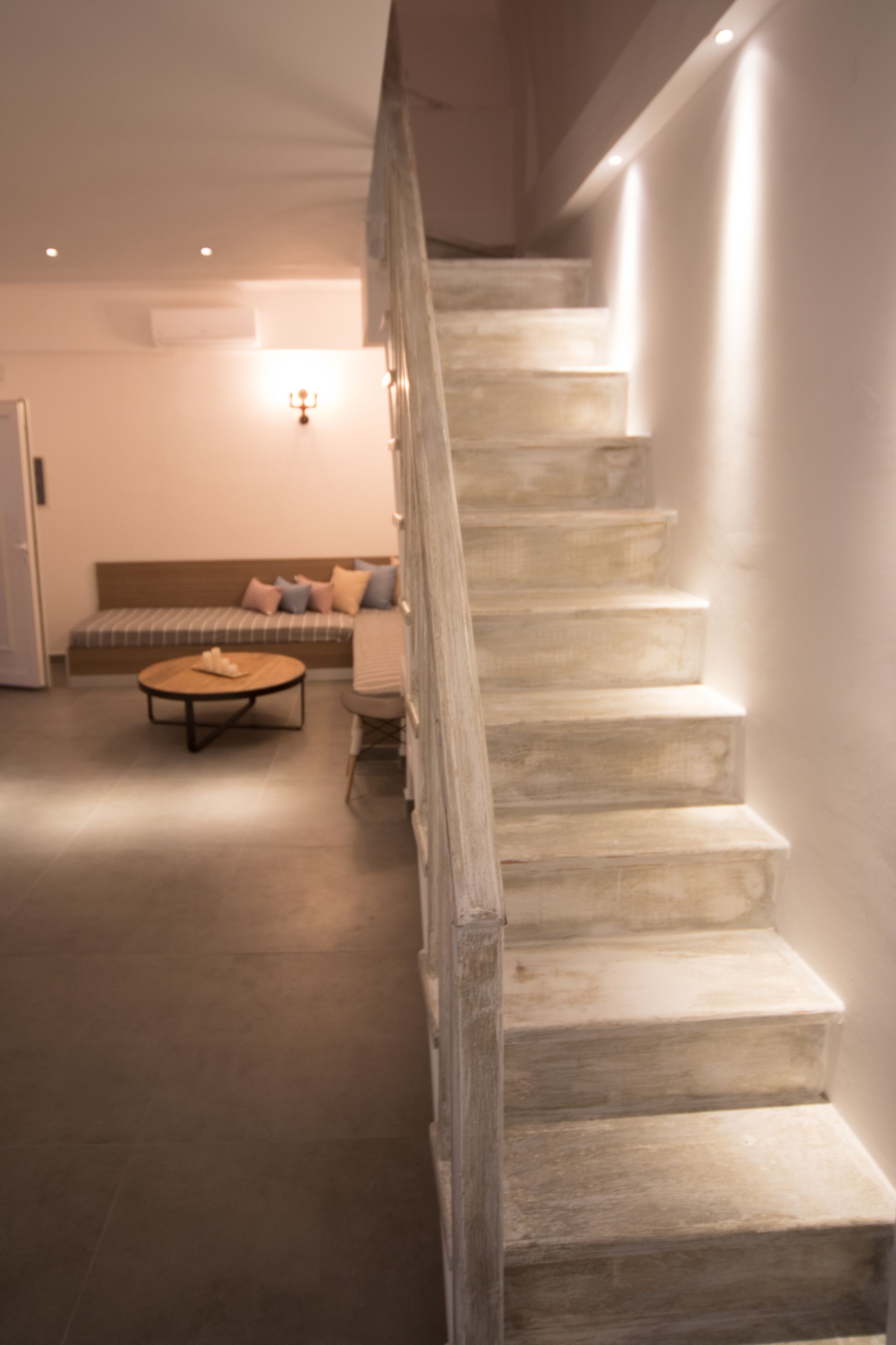 Suíte luxo (Outdoor Hot Tub, Split Level) | Área de estar | TV de tela plana