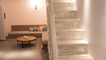 Suíte luxo (Outdoor Hot Tub, Split Level) | Área de estar | TV de tela plana