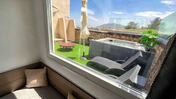 Suite – junior (Outdoor Hot Tub) | Minibar, safe på rommet, blendingsgardiner og lydisolert