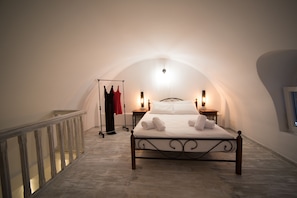 Suíte luxo (Outdoor Hot Tub, Split Level) | Frigobar, cofres nos quartos, cortinas blackout, quartos à prova de som