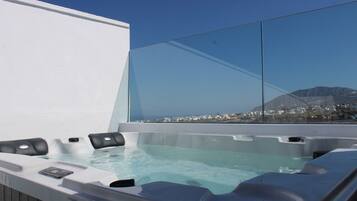 Suíte luxo (Outdoor Hot Tub, Split Level) | Sacada