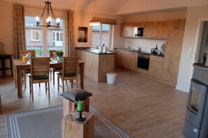 Fridge, microwave, oven, dishwasher - Gîte - Self CateringJagdhaus - FerienhofBörsby - Ferienhaus Jagdhaus (Pommerby)