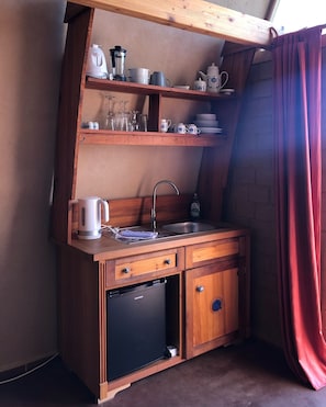 A compact kitchen with a sink, a coffee maker, and a dishwasher. - Vacation room 3 - Guest house at the Wangeliner Garten (Buchberg)