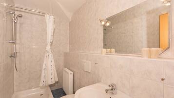 Dusche, Haartrockner, Handtücher, Seife